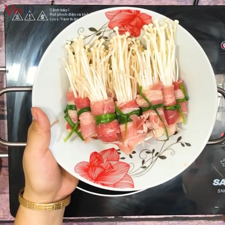 Bò cuộn nấm kim châm