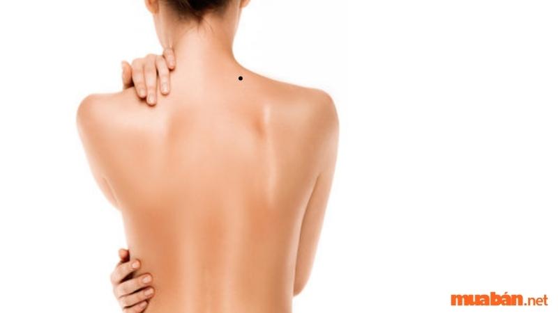 Nốt ruồi ở vai gần cổ là người như thế nào?