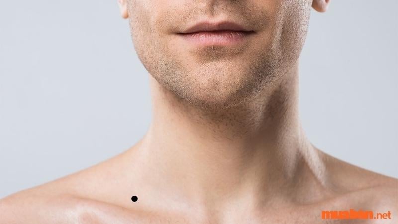 Vị trí nốt ruồi ở xương bả vai