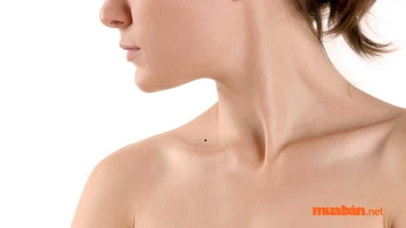 Có nên xăm nốt ruồi ở hõm cổ?