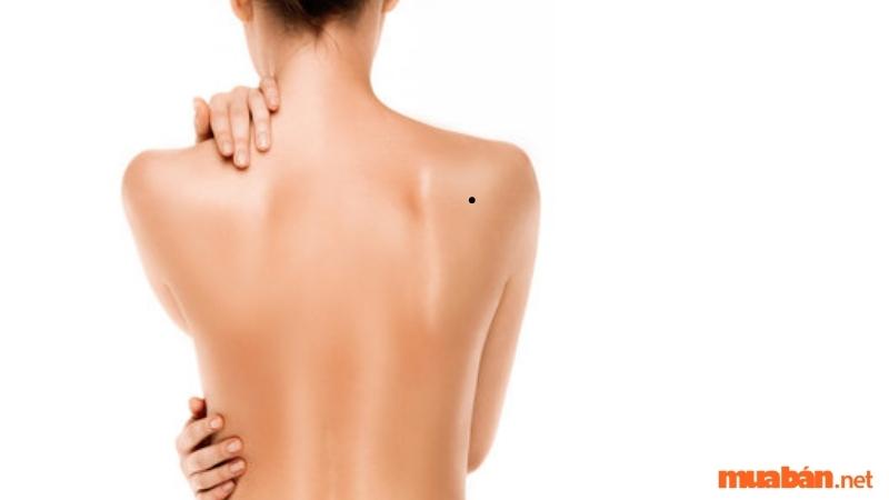 Ý nghĩa nốt ruồi trên bả vai phải nữ giới