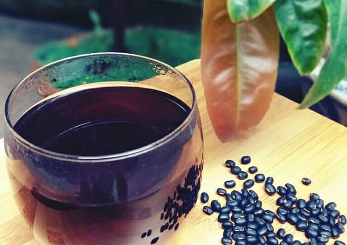 Uống nước đậu đen rang trị mụn, da căng bóng mịn màng bất ngờ - Ảnh 3