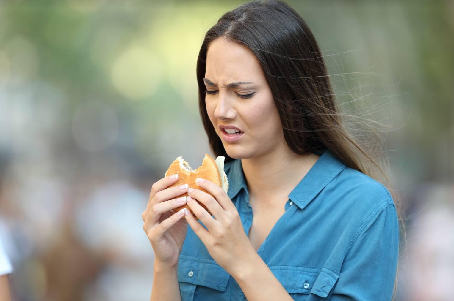 sabor a metal en la boca y dolor de estómago