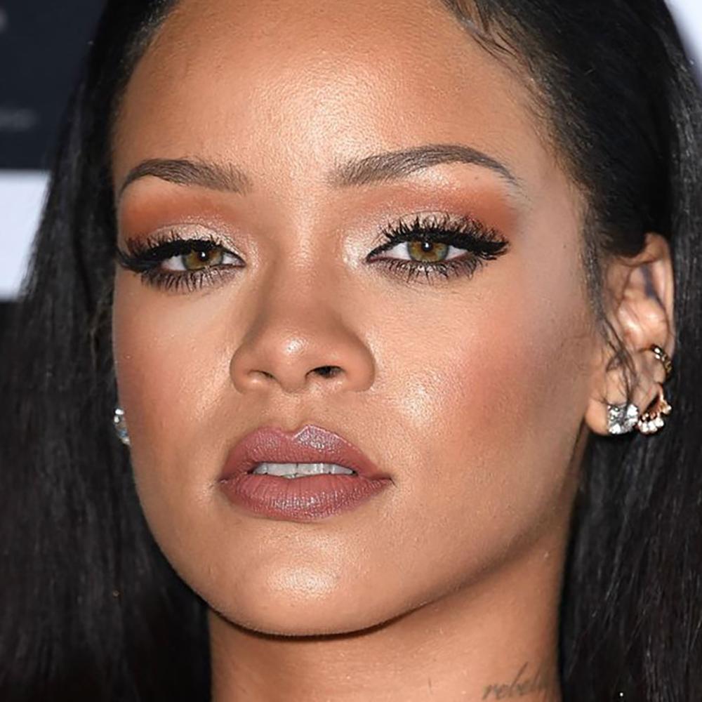 what color eyes does rihanna have